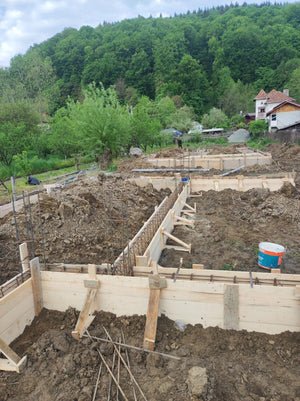 Plantation et coffrage de l'armature des poutres de fondation pour une maison métallique de 206 mètres carrés thumbnail