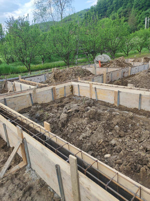 Plantation et coffrage de l'armature des poutres de fondation pour une maison métallique de 206 mètres carrés thumbnail