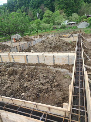 Plantation et coffrage de l'armature des poutres de fondation pour une maison métallique de 206 mètres carrés thumbnail
