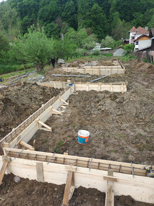 Plantation et coffrage de l'armature des poutres de fondation pour une maison métallique de 206 mètres carrés thumbnail