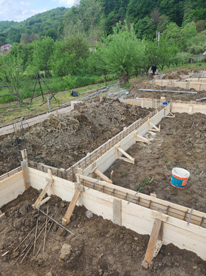 Plantation et coffrage de l'armature des poutres de fondation pour une maison métallique de 206 mètres carrés thumbnail