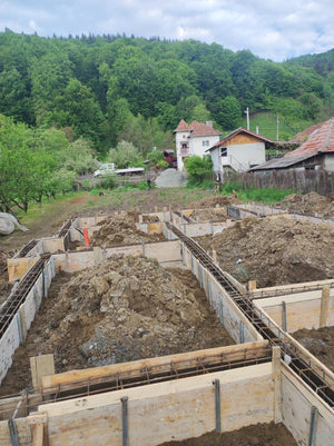Plantation et coffrage de l'armature des poutres de fondation pour une maison métallique de 206 mètres carrés thumbnail
