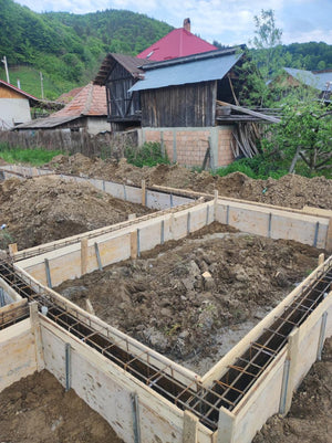 Plantation et coffrage de l'armature des poutres de fondation pour une maison métallique de 206 mètres carrés thumbnail