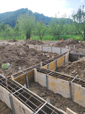 Plantation et coffrage de l'armature des poutres de fondation pour une maison métallique de 206 mètres carrés thumbnail