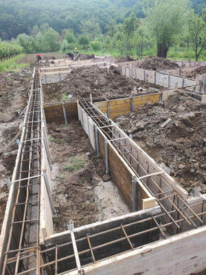 Plantation et coffrage de l'armature des poutres de fondation pour une maison métallique de 206 mètres carrés thumbnail