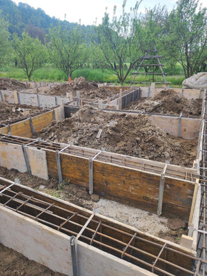 Plantation et coffrage de l'armature des poutres de fondation pour une maison métallique de 206 mètres carrés thumbnail
