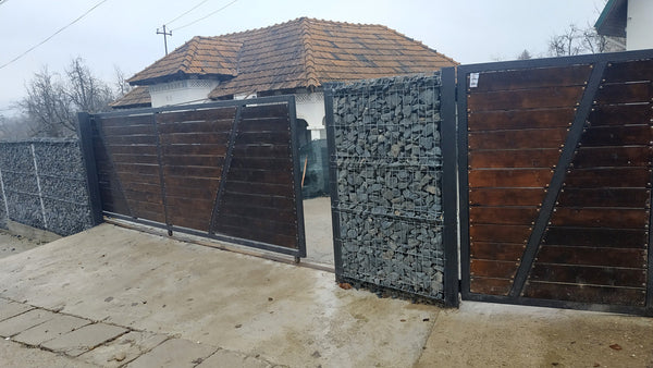 Porti de acces realizate din structura metalica si panouri de lemn