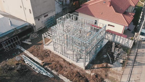 Prise de vue par drone du montage de la structure métallique pour la maison de 198 mètres carrés thumbnail