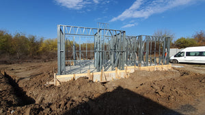 Projet de maison de 155 mètres carrés, montage de la structure au rez-de-chaussée thumbnail