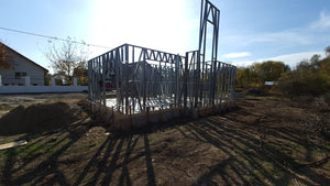 Projet de maison de 155 mètres carrés, montage de la structure au rez-de-chaussée thumbnail