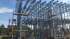 Montage de la structure métallique terminée pour le projet de maison de 190 mètres carrés thumbnail