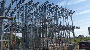 Montage de la structure métallique terminée pour le projet de maison de 190 mètres carrés thumbnail