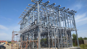 Montage de la structure métallique terminée pour le projet de maison de 190 mètres carrés thumbnail