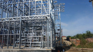 Montage de la structure métallique terminée pour le projet de maison de 190 mètres carrés thumbnail