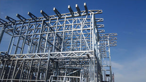 Montage de la structure métallique terminée pour le projet de maison de 190 mètres carrés thumbnail