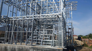Montage de la structure métallique terminée pour le projet de maison de 190 mètres carrés thumbnail