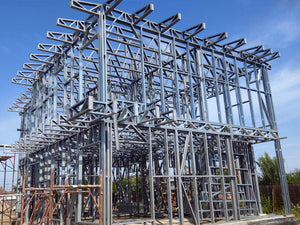 Montage de la structure métallique terminée pour le projet de maison de 190 mètres carrés thumbnail
