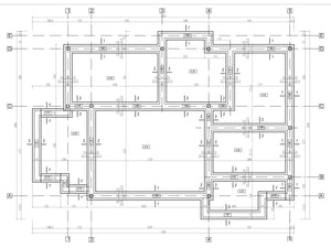 Démontage des poutres, remplissage de la fondation et armature de la dalle pour le projet d'une maison à étage thumbnail