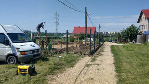 Coffrage de la fondation pour la maison duplex en métal et excavation pour la clôture périphérique thumbnail