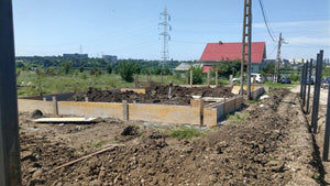 Coffrage de la fondation pour la maison duplex en métal et excavation pour la clôture périphérique thumbnail
