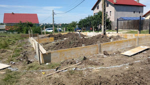 Coffrage de la fondation pour la maison duplex en métal et excavation pour la clôture périphérique thumbnail