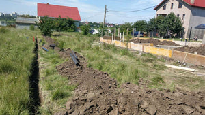 Coffrage de la fondation pour la maison duplex en métal et excavation pour la clôture périphérique thumbnail