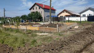 Coffrage de la fondation pour la maison duplex en métal et excavation pour la clôture périphérique thumbnail