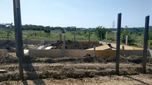 Coffrage de la fondation pour la maison duplex en métal et excavation pour la clôture périphérique thumbnail