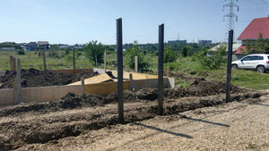 Coffrage de la fondation pour la maison duplex en métal et excavation pour la clôture périphérique thumbnail