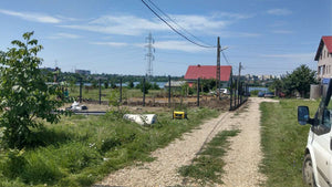 Coffrage de la fondation pour la maison duplex en métal et excavation pour la clôture périphérique thumbnail
