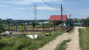 Coffrage de la fondation pour la maison duplex en métal et excavation pour la clôture périphérique thumbnail