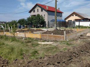 Coffrage de la fondation pour la maison duplex en métal et excavation pour la clôture périphérique thumbnail