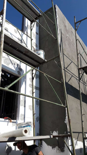 Projet de maison à un stade où l'enduit est appliqué sur les façades thumbnail