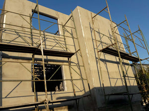 Projet de maison à un stade où l'enduit est appliqué sur les façades thumbnail