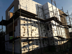 Projet de maison à un stade où l'enduit est appliqué sur les façades thumbnail