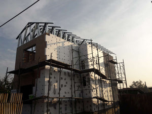 Projet de maison à un stade où l'enduit est appliqué sur les façades thumbnail