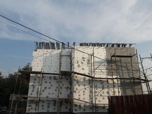 Projet de maison à un stade où l'enduit est appliqué sur les façades thumbnail
