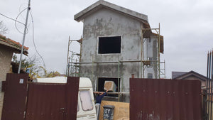 Projet de maison à un stade où l'enduit est appliqué sur les façades thumbnail