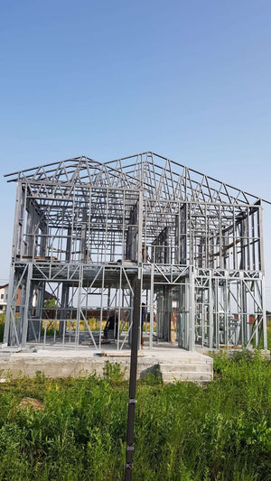 Projet de maison de 220 mètres carrés - montage de la structure métallique thumbnail