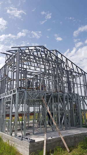 Projet de maison de 220 mètres carrés - montage de la structure métallique thumbnail