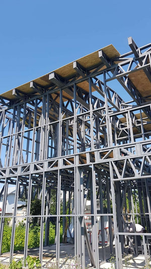 Projet de maison de 220 mètres carrés - montage de la structure métallique thumbnail