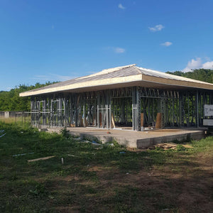 Projet de maison à Snagov de 320 mètres carrés, installation d'OSB pour le toit thumbnail