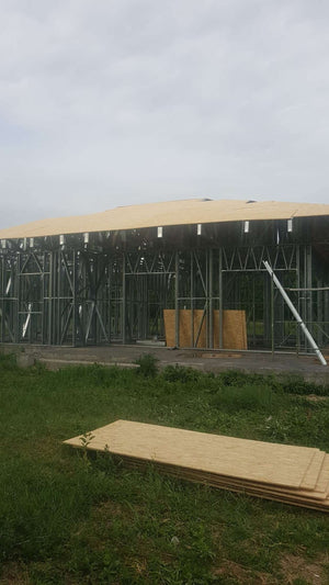 Projet de maison à Snagov de 320 mètres carrés, installation d'OSB pour le toit thumbnail