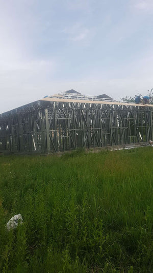 Projet de maison à Snagov de 320 mètres carrés, installation d'OSB pour le toit thumbnail