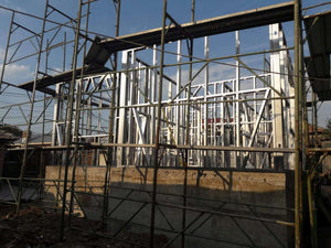 Projet de maison, montage de la structure métallique au rez-de-chaussée thumbnail
