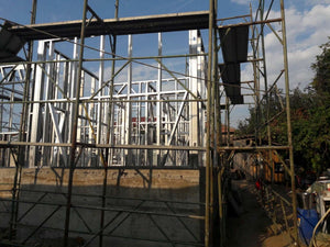 Projet de maison, montage de la structure métallique au rez-de-chaussée thumbnail