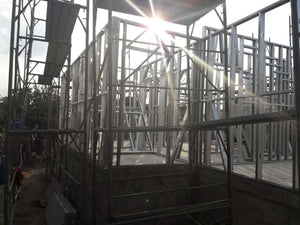 Projet de maison, montage de la structure métallique au rez-de-chaussée thumbnail