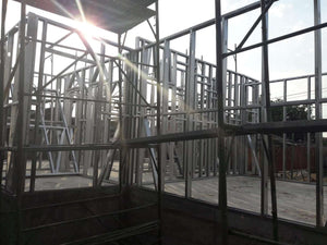 Projet de maison, montage de la structure métallique au rez-de-chaussée thumbnail