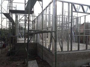 Projet de maison, montage de la structure métallique au rez-de-chaussée thumbnail