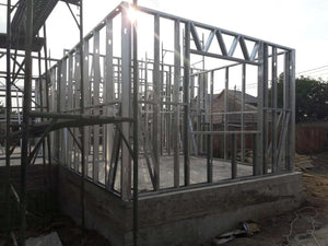 Projet de maison, montage de la structure métallique au rez-de-chaussée thumbnail
